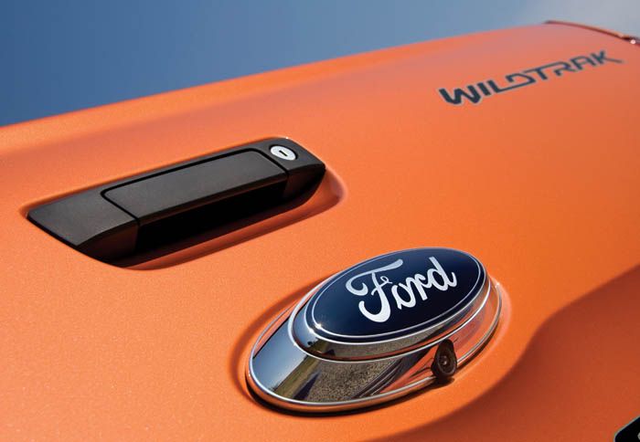 Η πόρτα της καρότσας κλειδώνει, ενώ στο σήμα της Ford «κρύβεται» η κάμερα οπισθοπορείας (ανάλογα με την έκδοση).